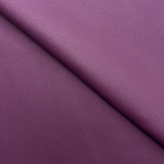 C22B00023 | Supple and matte smooth calfskin